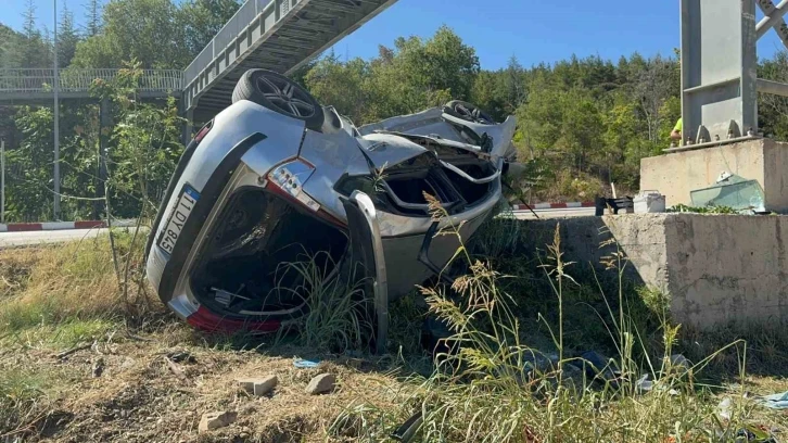 Bilecik’te kontrolden çıkan otomobil üst geçidin beton ayağına çarparak durabildi
