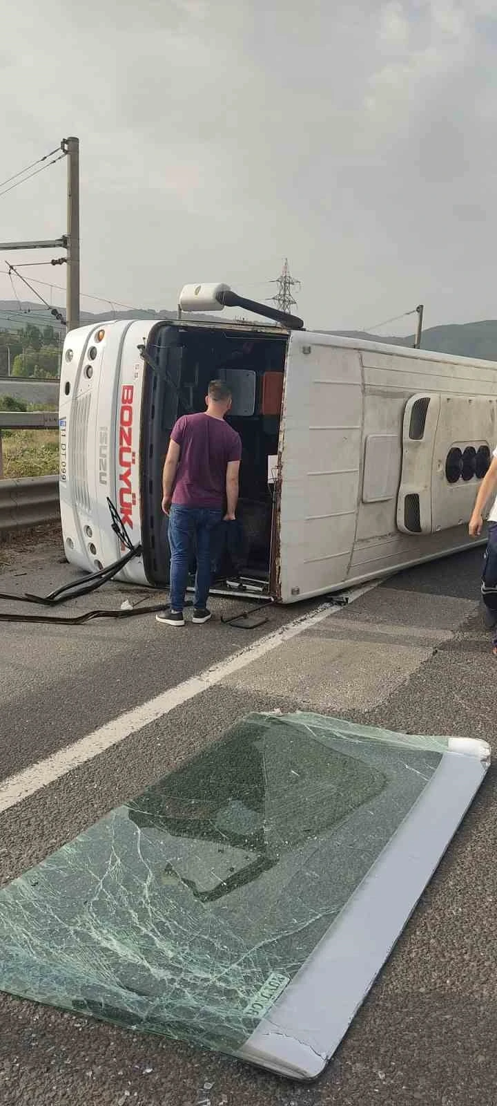 Bilecik’te otomobil işçi servisine çarptı: 11 yaralı
