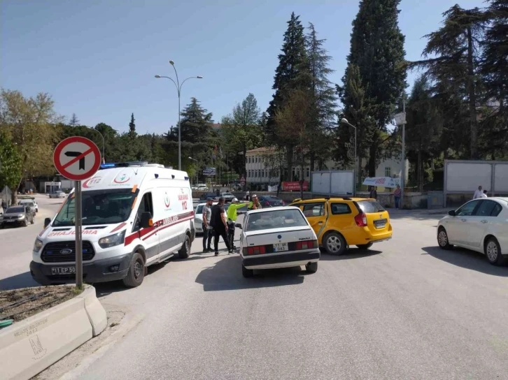 Bilecik’te otomobiller kavşakta çarpıştı; 1 yaralı
