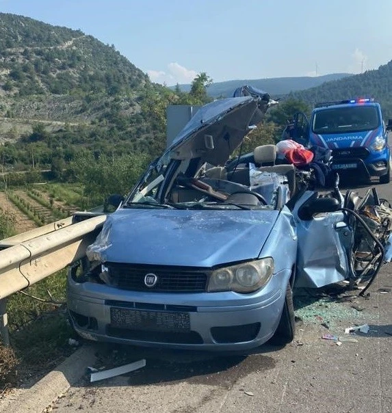 Bilecik’te park halindeki otomobile kamyonun çarpması sonucu 1’i ağır 5 kişi yaralandı
