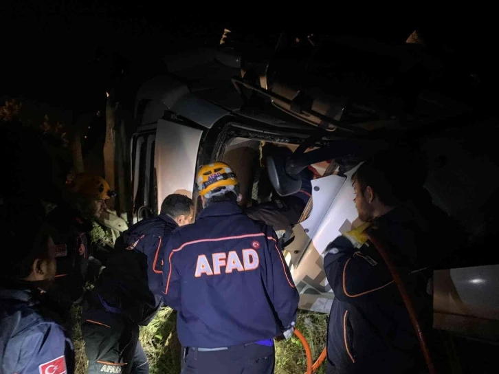 Bilecik’te seyir halinde tır devrildi, sürücü içinde sıkıştı
