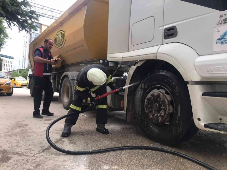 Bilecik’te seyir halindeki kamyon alev aldı
