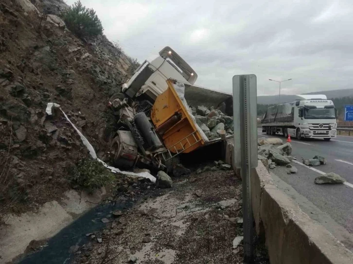 Bilecik’te taş yüklü kamyon devrildi; 1 hafif yaralı
