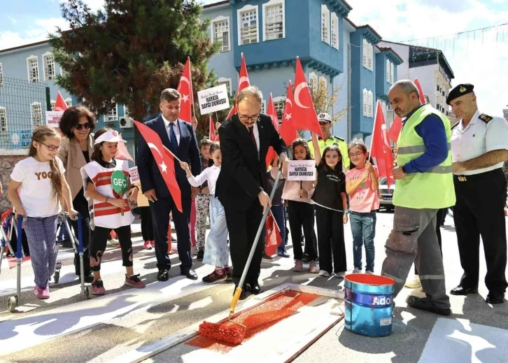 Bilecik’te yaya geçitleri kırmızıya boyandı
