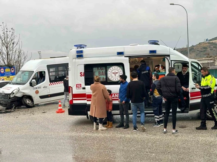 Bilecik’te yolcu minibüsü ile otomobil çarpıştı, 4 kişi yaralandı
