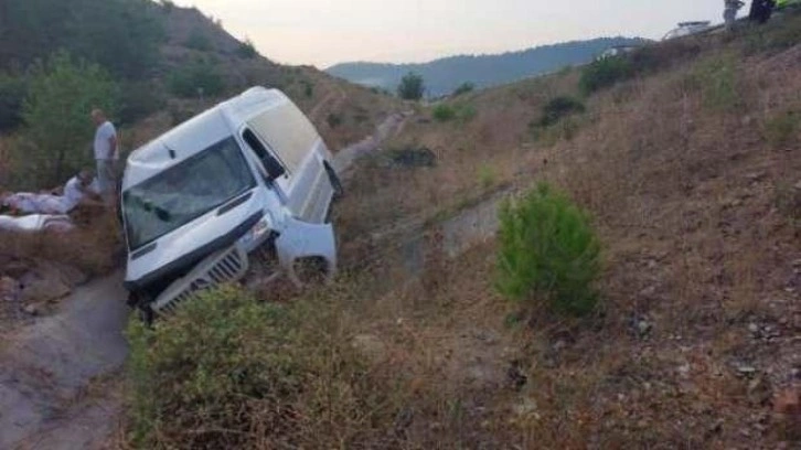 Bilecik'te minibüs, sulama kanalına devrildi: 2&rsquo;si ağır 7 yaralı