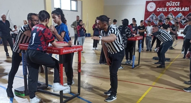 Bilek güreşinde 182 sporcu yarıştı
