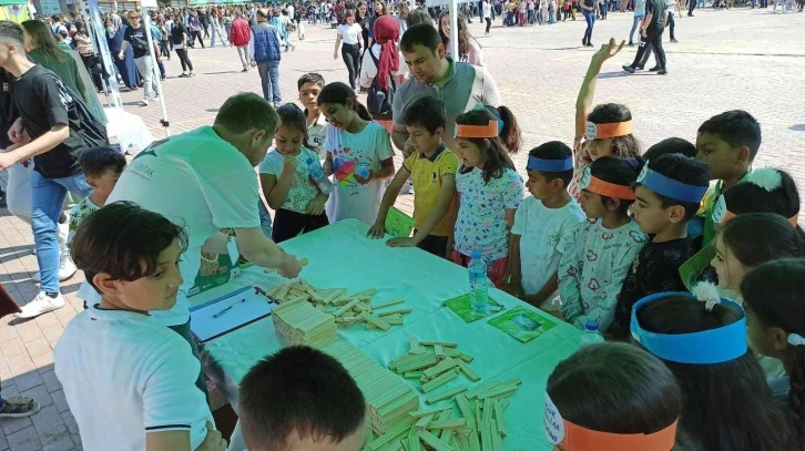 Bilim şenliğinde hem eğlendiler hem öğrendiler
