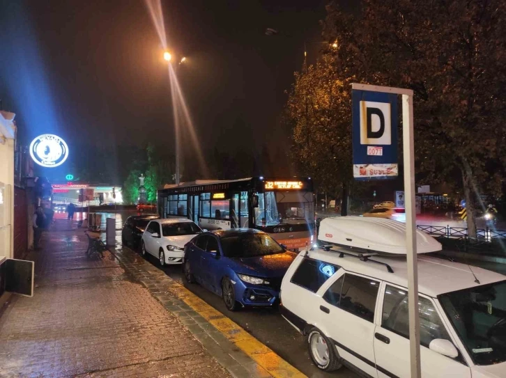 Bilinçsiz sürücüler otobüs duraklarını işgal ediyor
