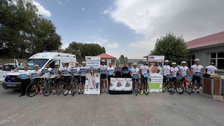 Bin 300 kilometre pedal çevirerek ‘kadına şiddete hayır’ dediler
