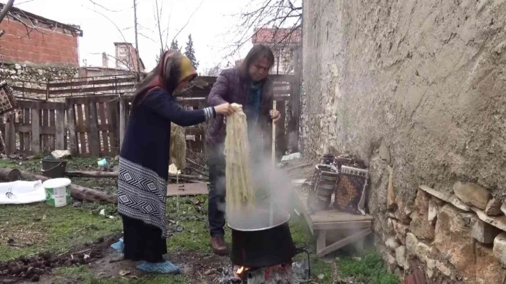 Bin yıllık yöntemle dokunan motifler yeniden hayat buluyor
