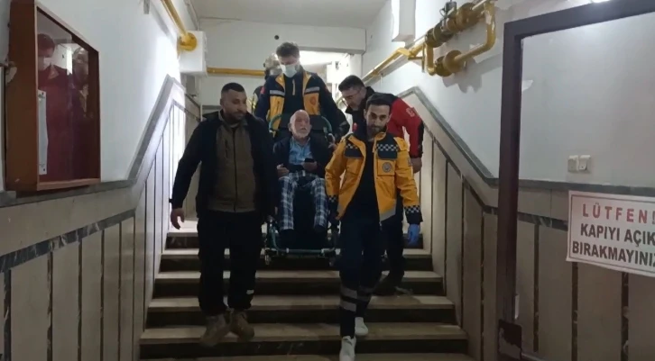 Bina dumanla doldu, yaşlı vatandaş taşınarak çıkartıldı
