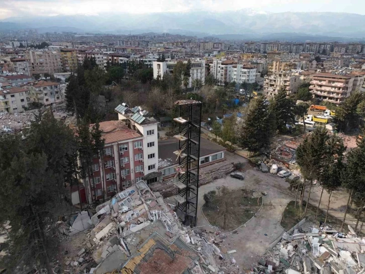 Bina yıkıldı, yangın merdiveni ayakta kaldı
