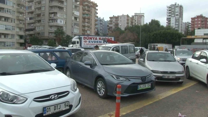 Binaları hasar gören vatandaşlar açık otoparklarda konaklıyor
