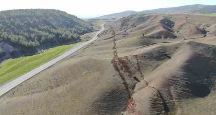 Binaları yıkan deprem doğaya da zara verdi, bölge havadan görüntülendi