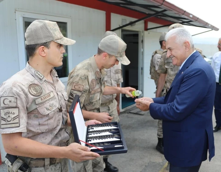 Binali Yıldırım Mehmetçikle bayramlaştı
