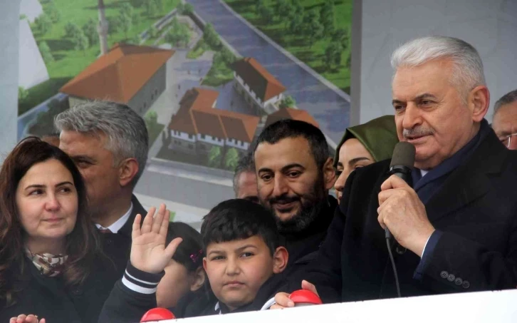 Binali Yıldırım ve ailesi tarafından yaptırılan camii ve külliyenin temel atma töreni kar yağışı altında gerçekleşti
