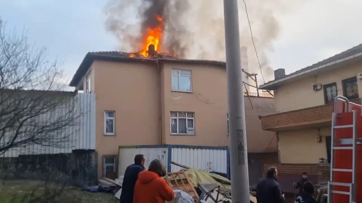 Binanın çatı katı alev alev yandı
