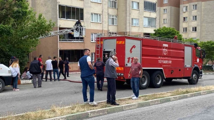 Binanın çatısı alev alev yandı, vatandaşlar sokağa döküldü
