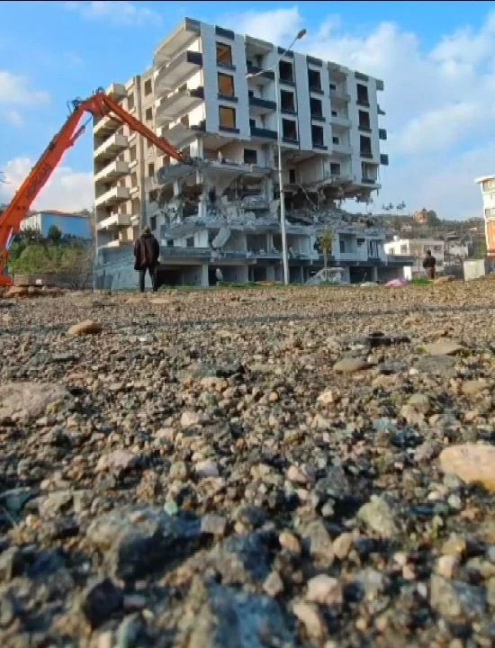 Binanın kağıt gibi yerle bir olması ve yaşanan panik kamerada
