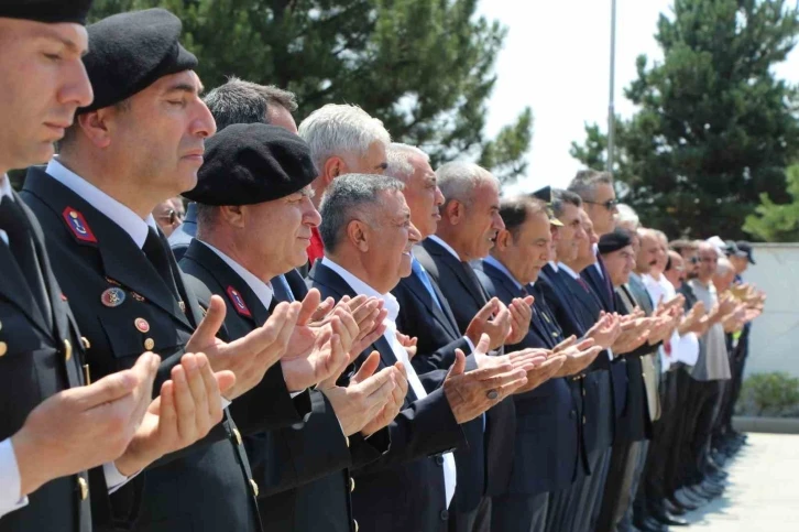 Bingöl’de 15 Temmuz nedeniyle şehitlik anıtı ziyaret edildi
