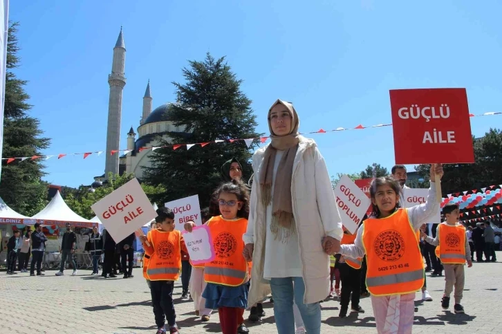 Bingöl’de aileler ve çocuklardan kortej yürüyüşü
