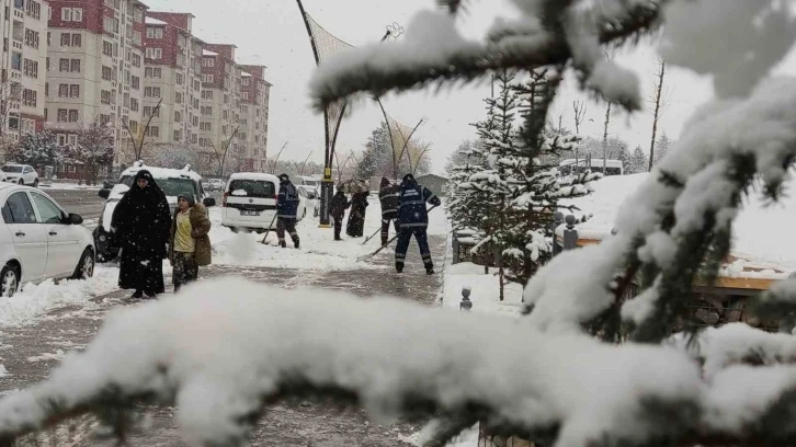 Bingöl’de kar yağışı etkili oldu, şehir beyaza büründü
