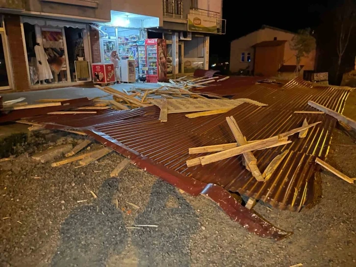 Bingöl’de kuvvetli rüzgar binanın çatısını uçurdu
