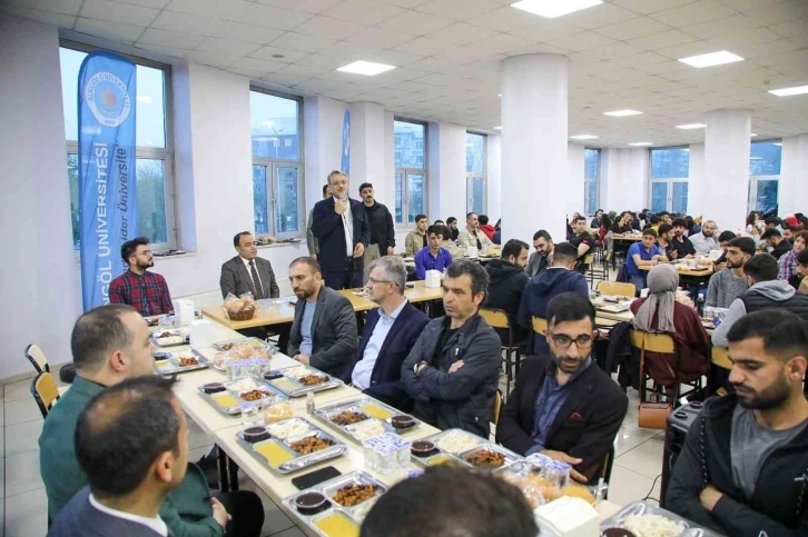 Bingöl Valisi, iftarını öğrencilerle birlikte yaptı
