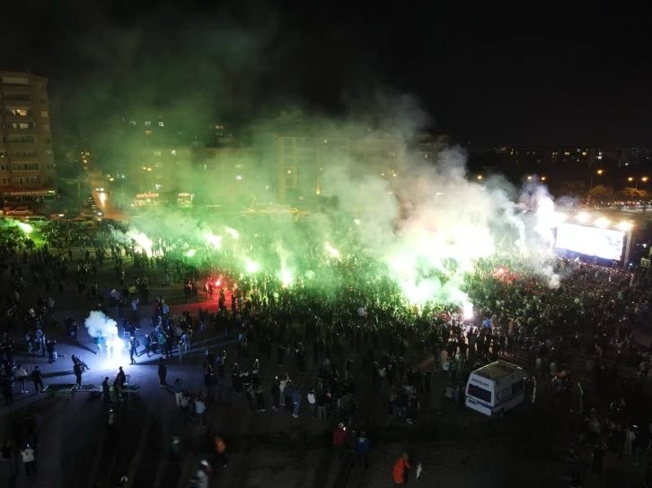 Binlerce kişi Bursa’da sokaklarda maçı izledi
