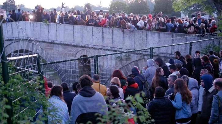 Binlerce kişi Kakava Hıdırellez Şenliğine gece saat 04.00’te akın etti, gün ağarıncaya kadar eğlendi
