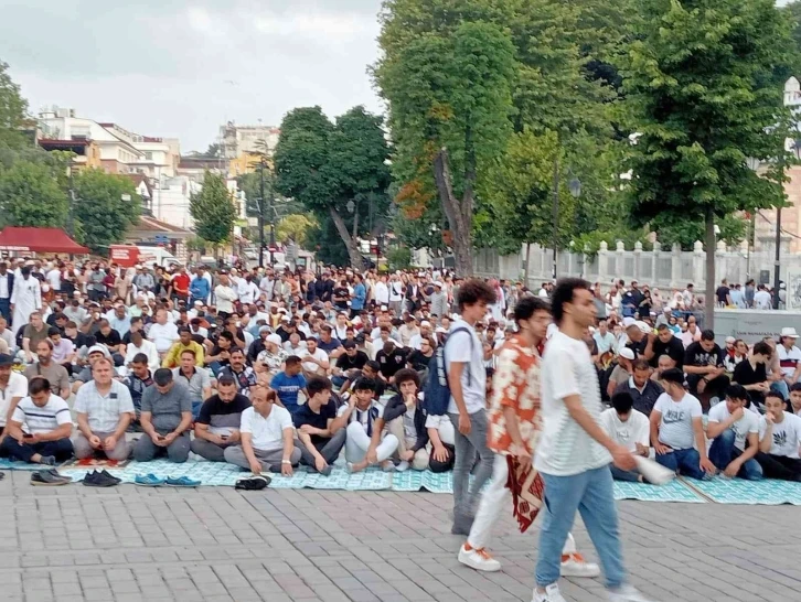 Binlerce kişi Kurban Bayramı namazı için Ayasofya’yı Kebir Camii’ne akın etti
