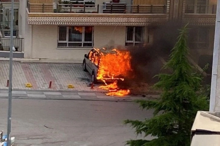 Bir anda yanmaya başlayan araç alev topuna döndü