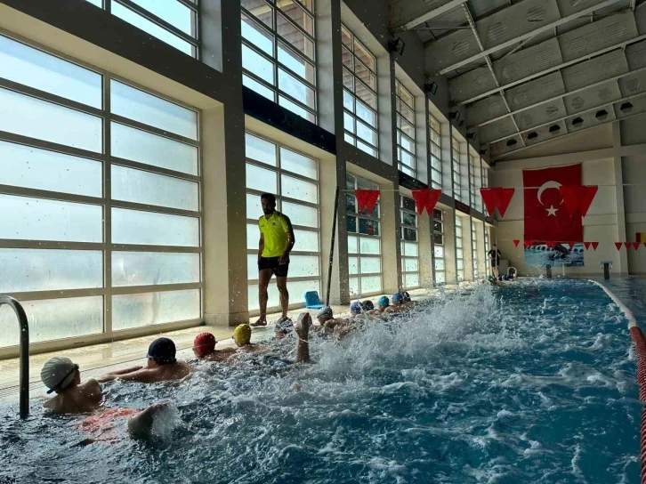 Bir ayda 3 bin 500 çocuk yüzme sporuyla tanıştı
