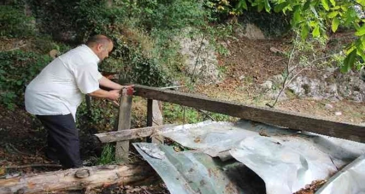 Bir Karadeniz klasiği: Kovanlarını ayılardan korumak için ‘ayısavar’ yaptı