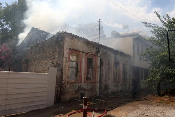 Bir tarihi ev daha yandı, muhtar tepki gösterdi: Artık oturup ağlayacağız