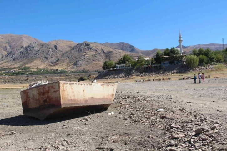 Bir zamanlar tekne turu yapılıyordu, suların çekilmesi ile o köy kuraklığın ortasında kaldı
