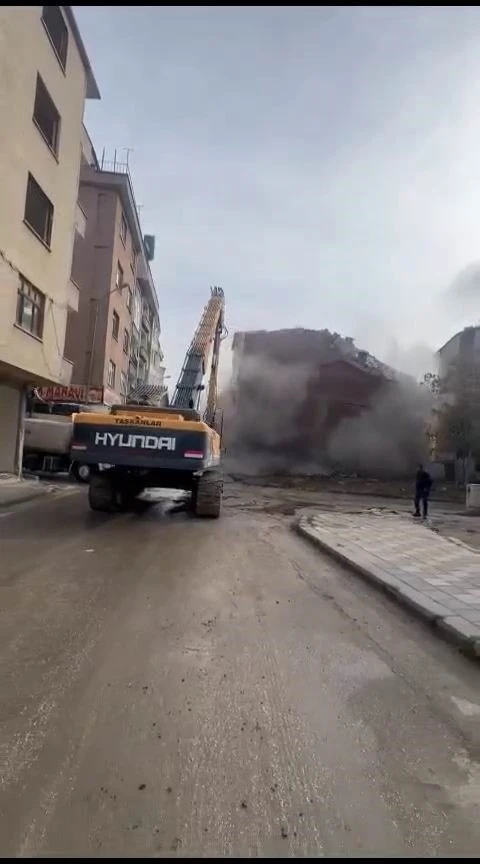 Biri korna ile yıkıldı, diğeri tek dokunuşta yerle bir oldu
