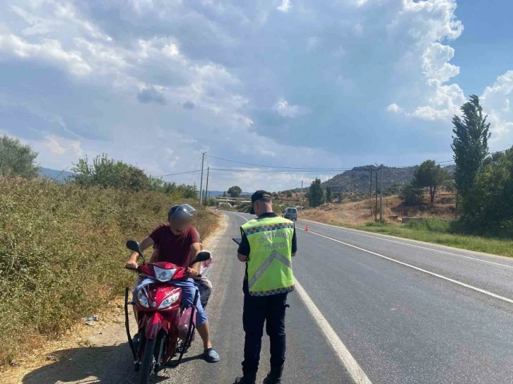 Bisiklet ve yaya yolunu kullanan motosiklet sürücüleri cezadan kaçamadı
