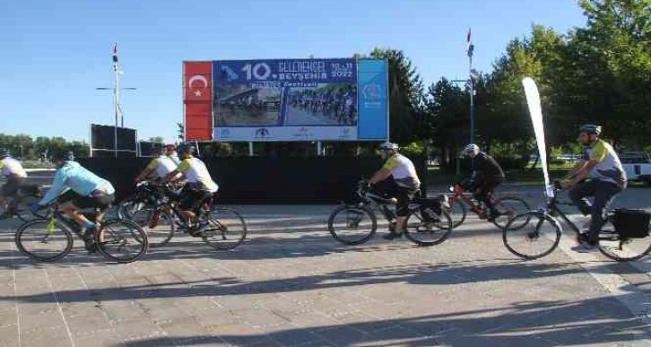 Bisikletseverler, Beyşehir Gölü etrafında bisiklet turunda