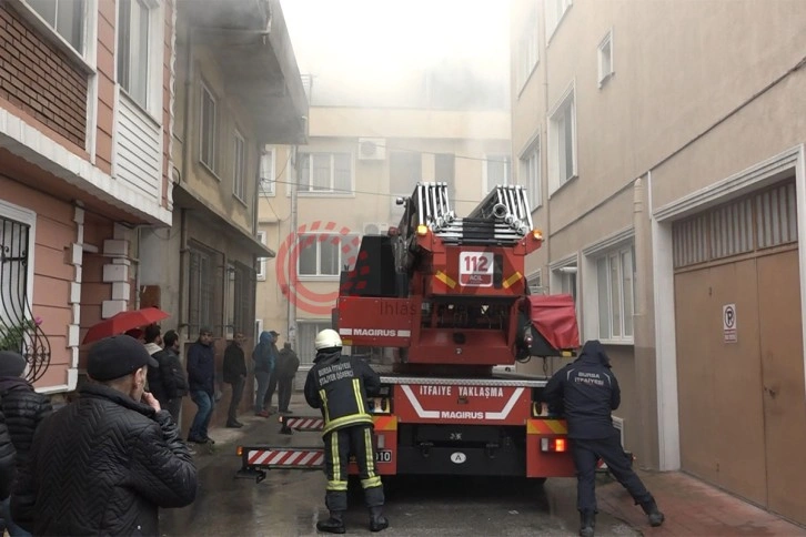 Bitişik nizam binanın çatısında çıkan yangın, mahalleliyi sokağa döktü