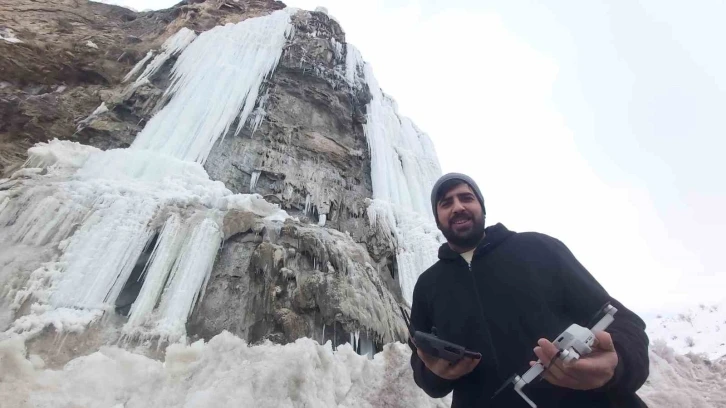 Bitlis’in sembollerinden “Deliklitaş” buzla kaplandı
