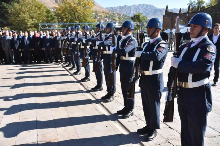 Bitlis’te çelenk sunma töreni
