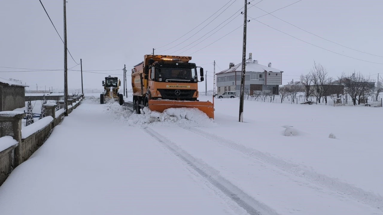 Bitlis’te kapalı köy yolları tek tek ulaşıma açılıyor
