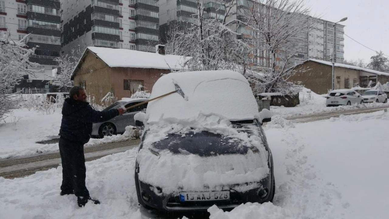 Bitlis’te kar yağışından dolayı 165 köy yolu ulaşıma kapandı