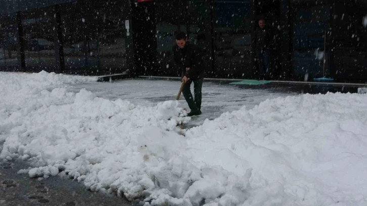 Bitlis’te okullar tatil edildi, 63 köy yolu ulaşıma kapandı
