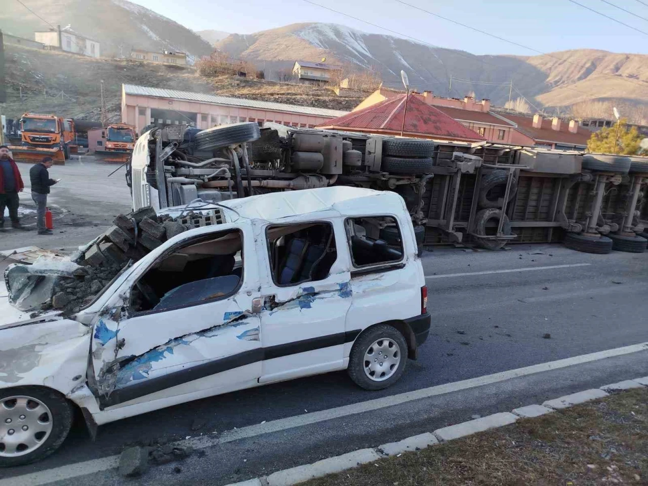 Bitlis’te tır devrildi: 2 yaralı
