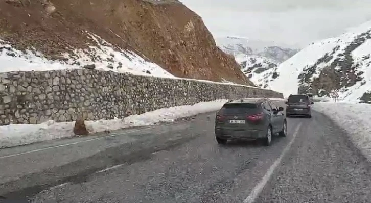 Bitlis’te yola düşen kayalar sürücülere zor anlar yaşattı
