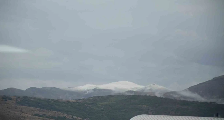 Bitlis’te yüksek kesimlere mevsimin ilk karı düştü
