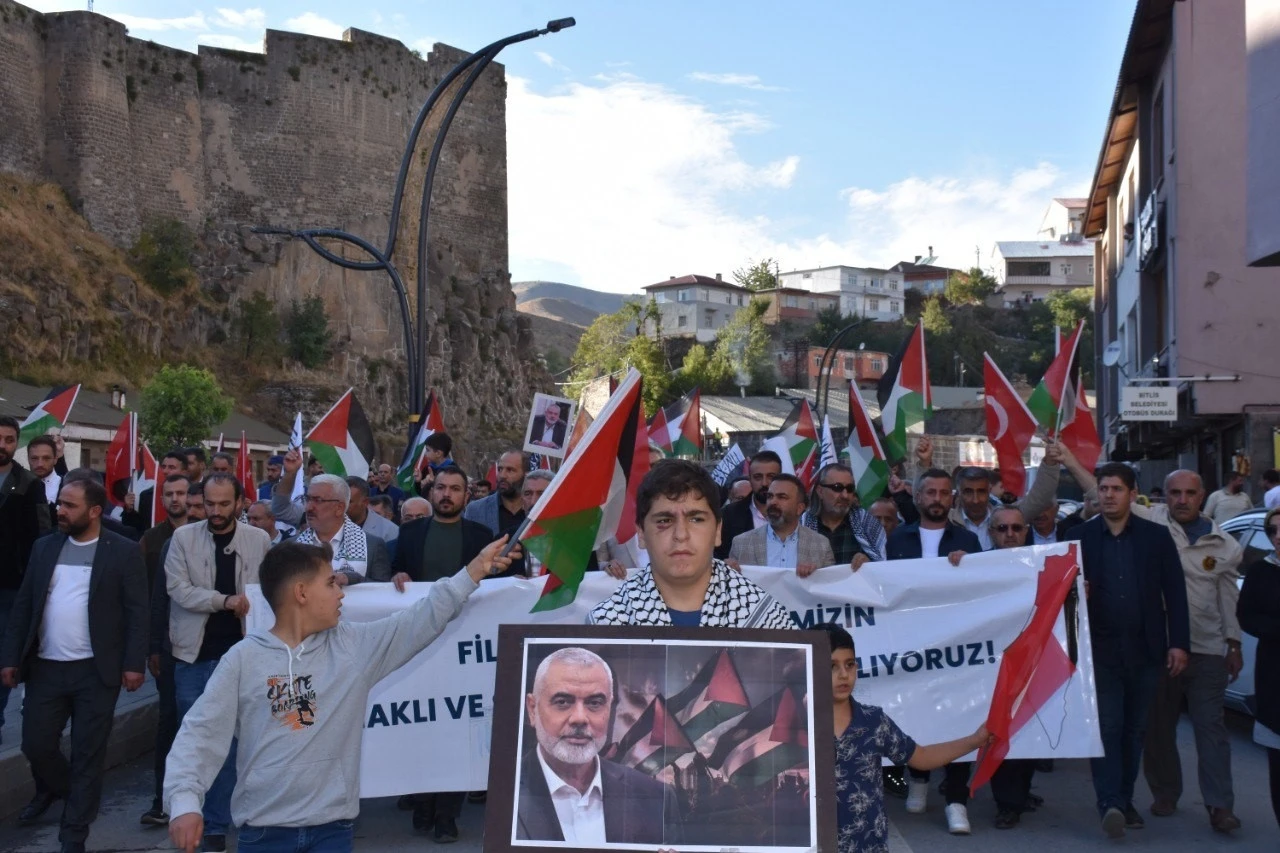 Bitlis’te yüzlerce vatandaş İsrail’in zulmünü kınamak için yürüdü
